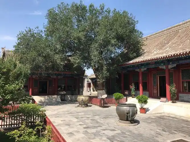 清公主府又称和硕恪靖公主府是位于呼和浩特市区的文物古迹这座公主府