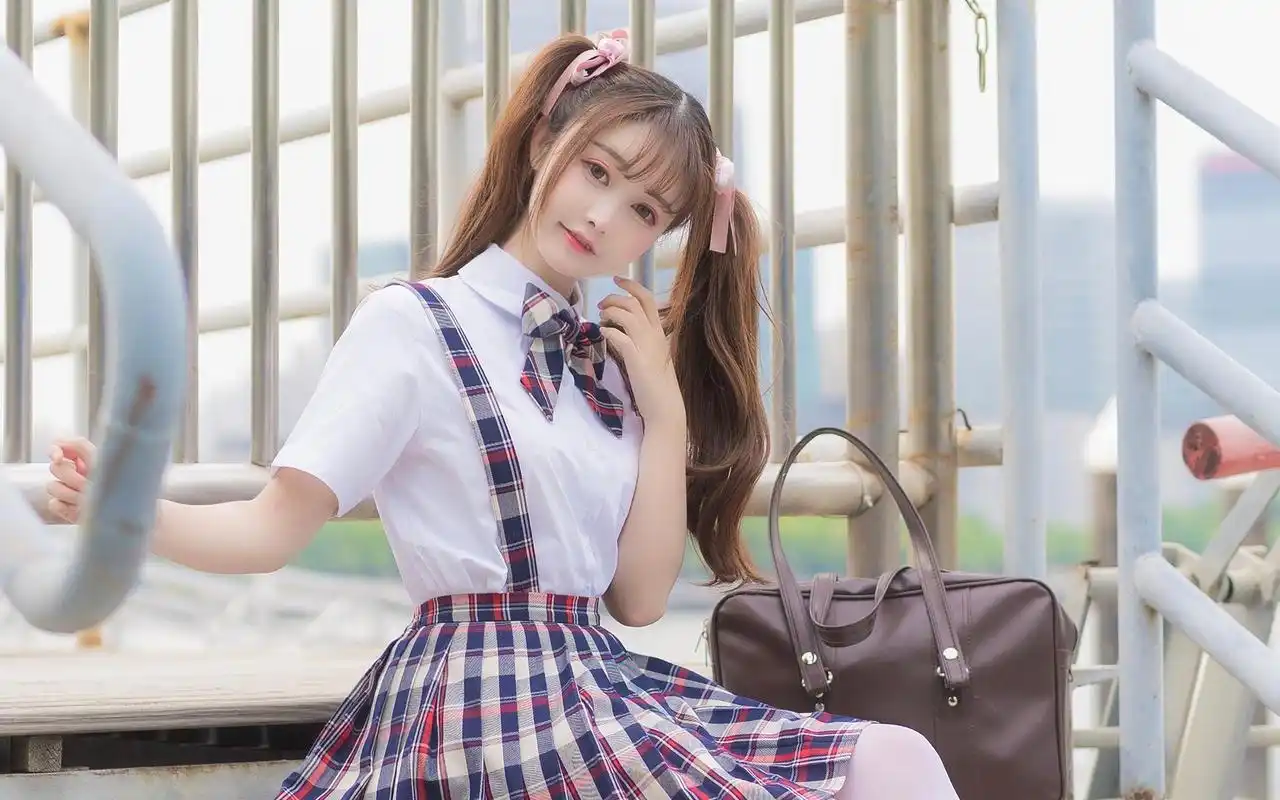 可爱双马尾制服少女放学后写真