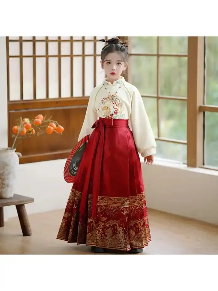 穿上这套中国风古装,我感觉自己变成了小公主!马面裙好可爱,还 - 抖音