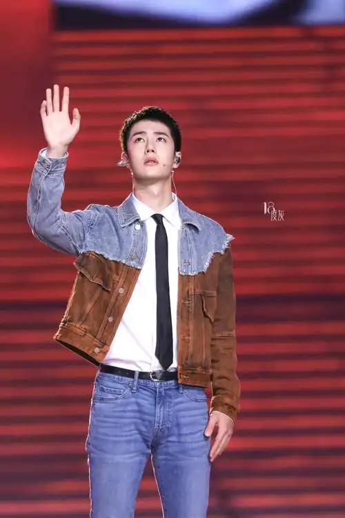 210701百年礼赞uniq王一博77正能量呆萌小可爱77crlogo6767