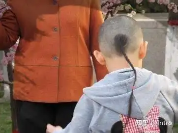 很多小男孩在普通发型后面留一根细细长长的细辫能长到腰部是什么习俗