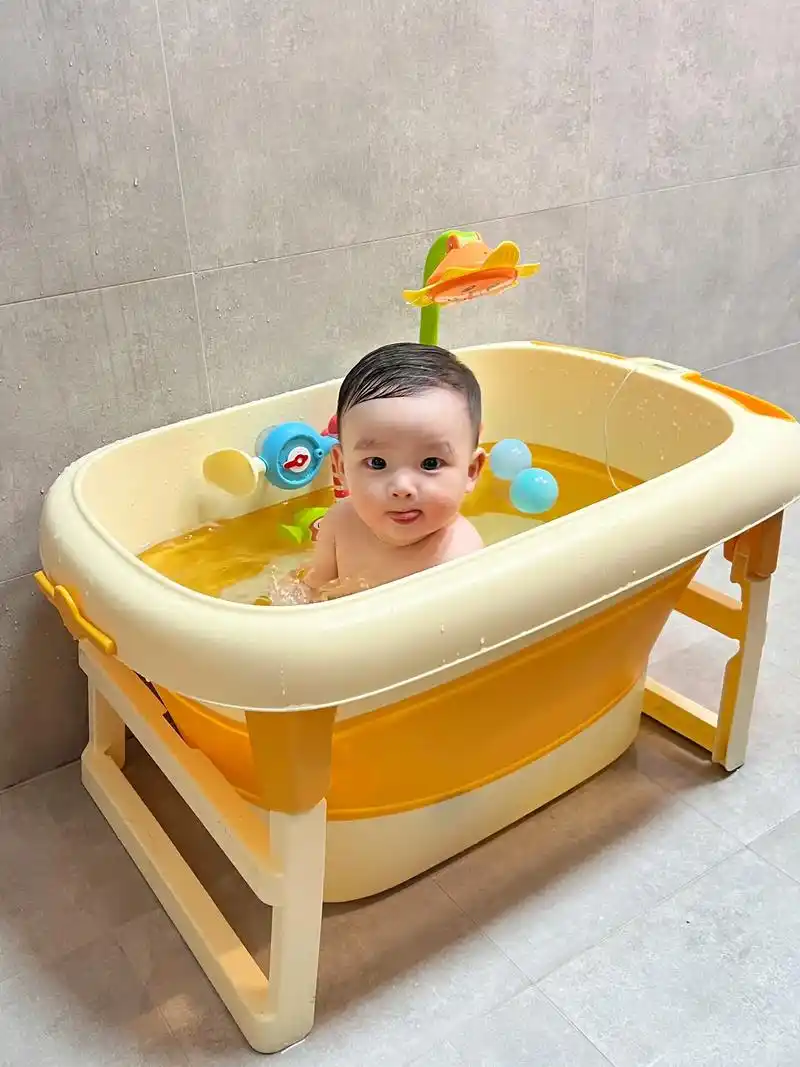 冬天想给孩子泡个澡真难!宝贝会坐了,那种浅浅的浴盆就不适合 - 抖音