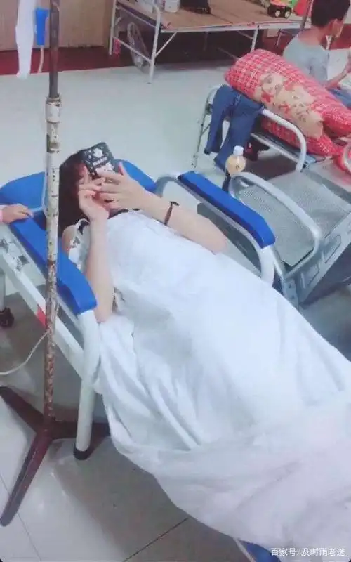 听说老宋的岳父住院了,大家去探望,老宋一见我们,一脸焦急地说