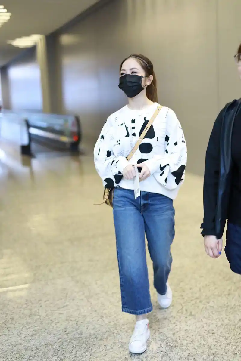 邓紫棋街拍:nike斑点卫衣lv帽盒包 牛仔裤小白鞋清爽干净