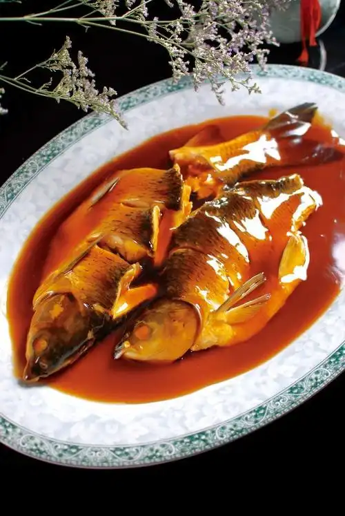 西湖醋鱼1,选料讲究原料讲究品种和季节时令,以充分体现原料质地的