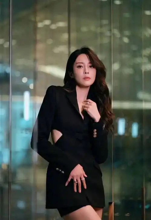 这是张曦雯正面站立拍摄的照片.