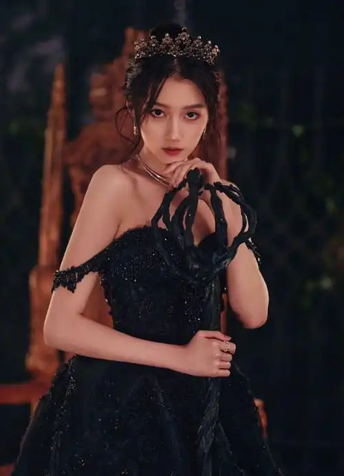 关晓彤暗黑系大片终于惊艳头戴皇冠美成女王气质更是有了大提升