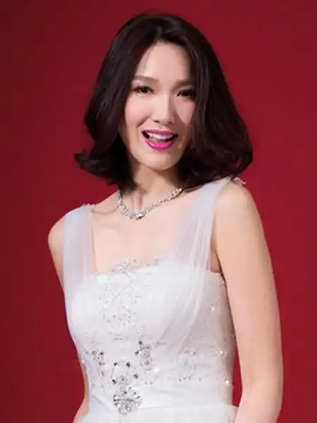 王祖蓝爱妻李亚男婚纱照发型短发新娘优雅知性