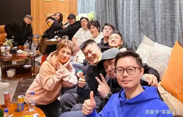魏翔晒开心麻花成员合照马丽捧脸好惬意沈腾艾伦看镜头显轻松