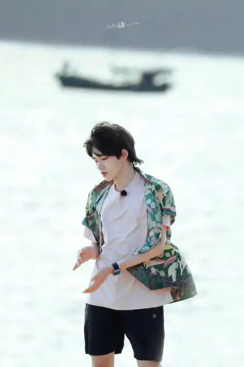 宋亚轩被埋在沙滩里##时代少年团今日海边路透##宋亚轩我们的客栈