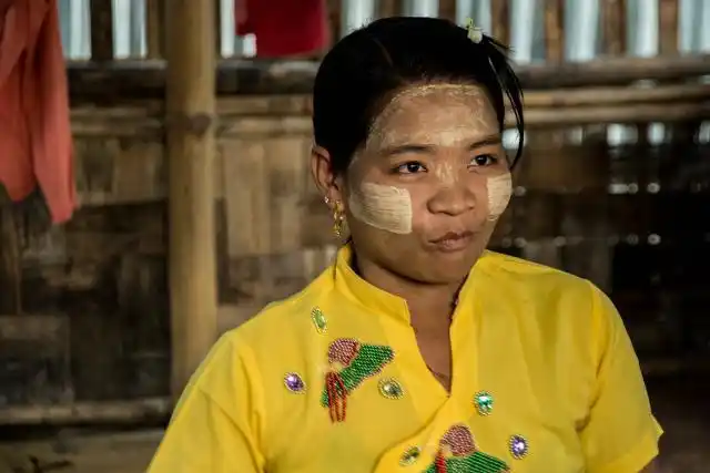 为什么缅甸人都爱往脸上涂白色的粉?为了防晒还是美容?