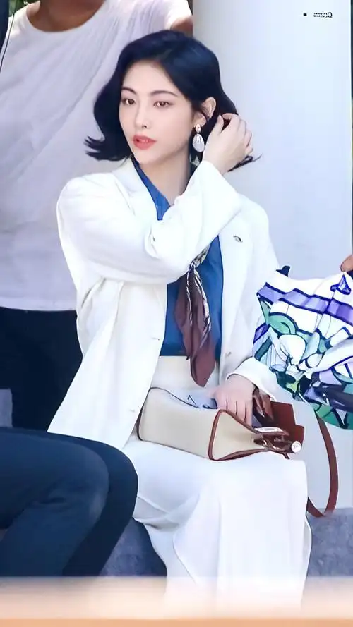 许佳琪超话xjq#许佳琪爱情开袋即食#早安,谢博士@许佳琪kiki