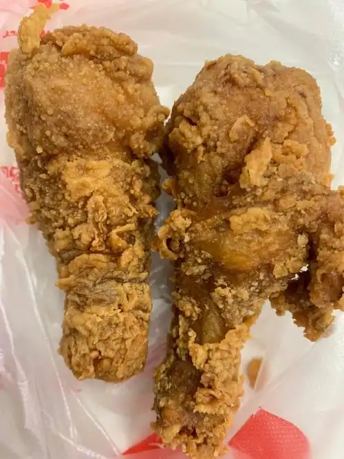 华莱士的香酥鸡腿真的挺好吃浅炫两个