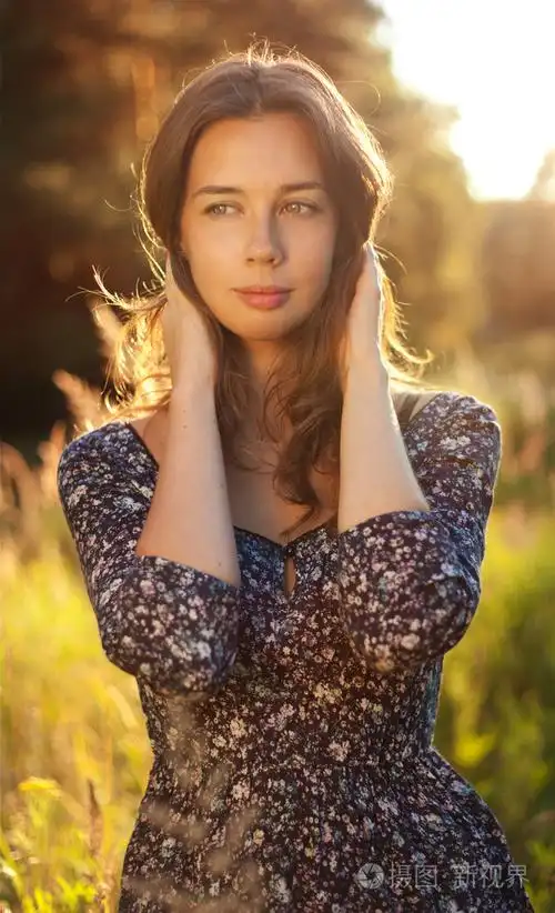 年轻女子户外肖像.柔和的阳光色彩