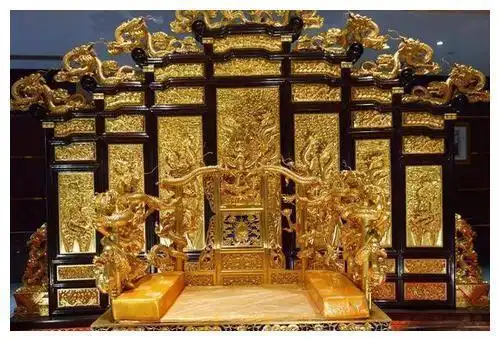 故宫里皇帝的龙椅到底是什么材料制成的说出来之后怕吓死你