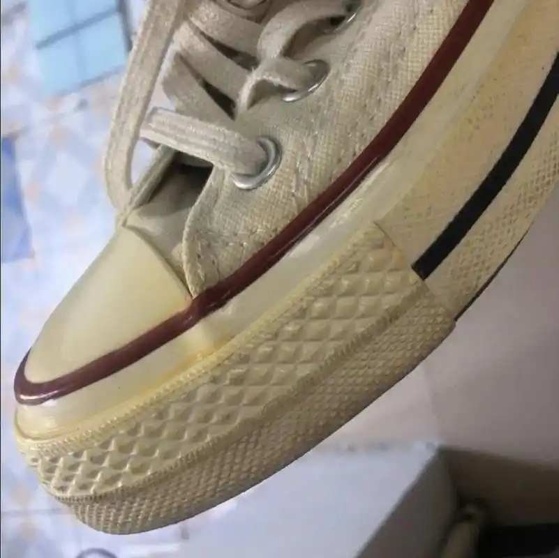 发黄的白色帆布鞋,救回来了! .白鞋真的好容易发黄啊!太阳 - 抖音