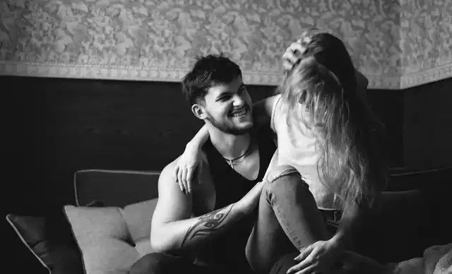 摄影师拍摄情侣之间总会发生亲密瞬间,最放松的自然的时刻