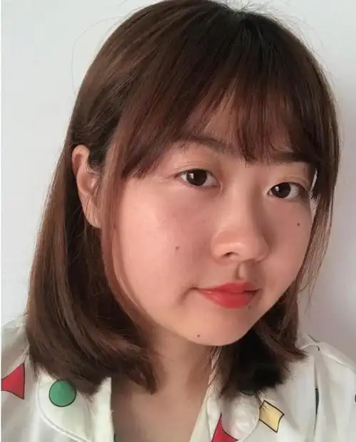 说到刘海,其实最不适合圆脸和肉脸小姐妹的刘海儿类型就是齐刘海.