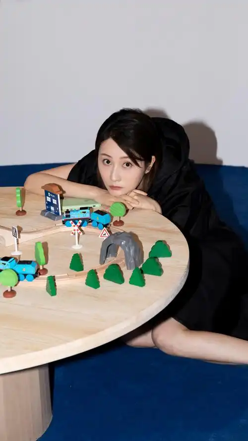 演员吕星辰受邀参加prada晚宴探索时代舞台力量