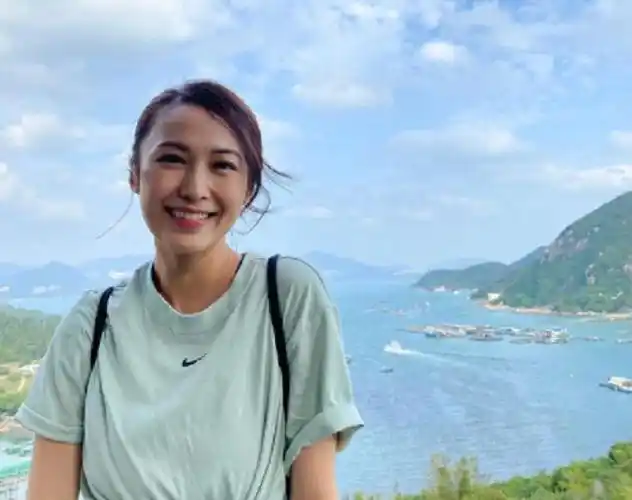 血丝爆裂演员汤怡,现年34岁,是英皇集团旗下的艺人,因为长相酷似黎姿