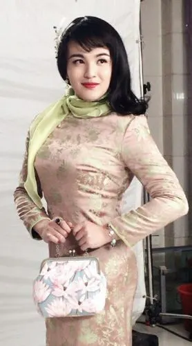 由郑斯仁出演的双面特工苏晨定妆照意外流出,照片中,郑斯仁男扮女装