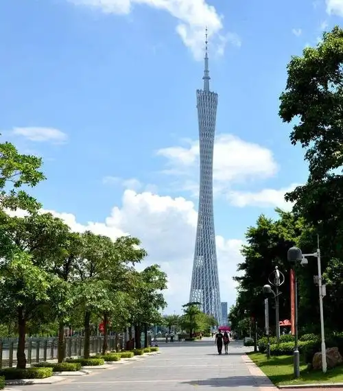 广州作为一个国际大都市,有许多设计上充满"特色"的建筑,如广州塔