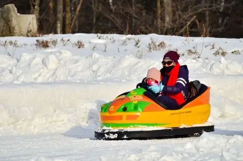 在雪地里开碰碰车