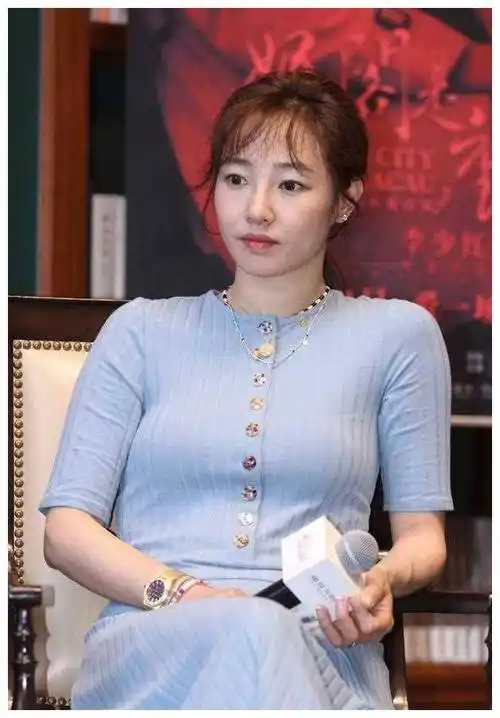 39岁白百何带儿子享受足球乐,儿子长发如女神,老公抱