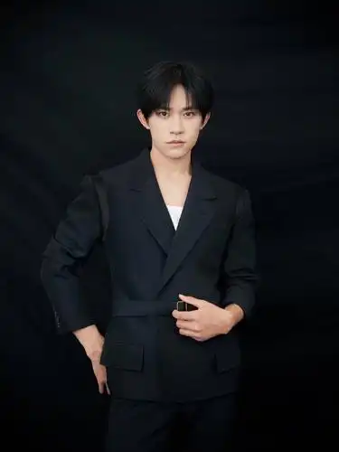 易烊千玺今日活动图掉落,经典黑色西装演绎不同精彩_发布会