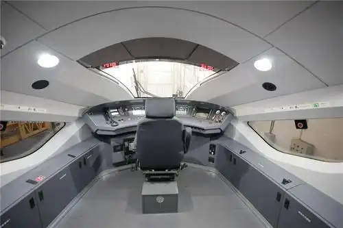 车头前窗和两侧驾驶室观察窗周围用金色线条点缀