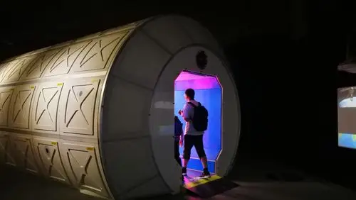 这是太空舱,让参观的人如同亲身体验在太空舱里面工作的场面.