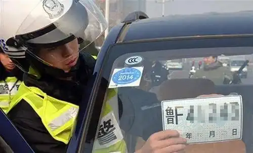 而且,车主的临时车牌刚刚申请,而且不超过有效期限,所以车牌很正规.