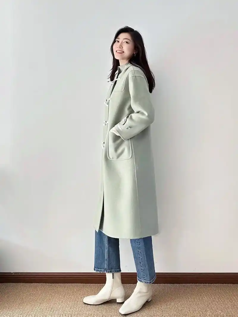 "减龄感绿色外套"浅豆绿颜色很显干净也显白 搭配牛角扣很有韩 - 抖音