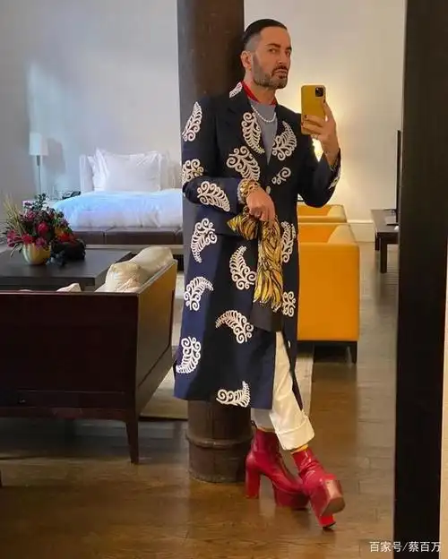 最会穿高跟鞋的男人是他!时尚顽童居家防疫晒鞋,走路姿势100分