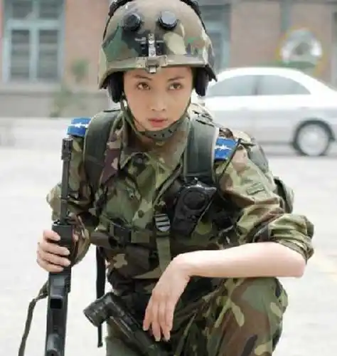 1990年10岁时候由战士歌舞团在大连特招入伍,后送入解放军艺术学院