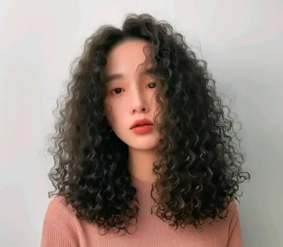 冬季发型不论怎么烫,最美还是羊毛卷全头烫,蓬松瘦脸还保暖_头发_脸型