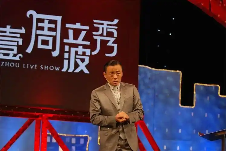 周立波罕见现身,国外日光浴晒红脖子,新发型显得痞气十足