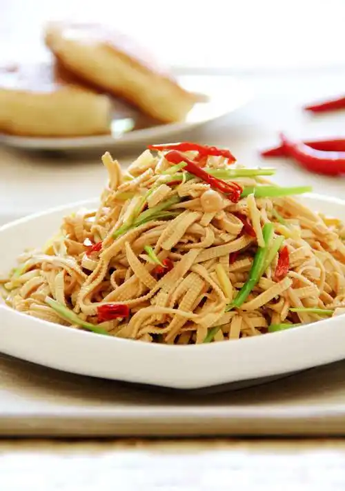风味独特的五香豆腐丝,是老幼皆宜,家肴游膳之佐餐佳品,有"素食之首"