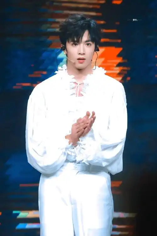 刘耀文 十八迎焰势执梦拥灿阳##刘耀文blue