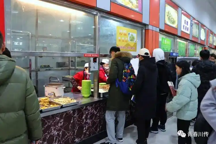 一分钟有243名同学进入食堂168名同学在食堂排队就餐食堂阿姨售出73份