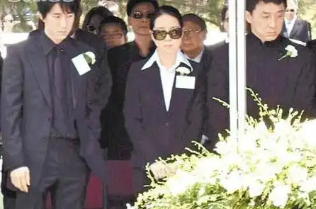 两兄弟到最后也没参加父亲的葬礼,在房道龙的葬礼上,儿媳妇林凤娇一直