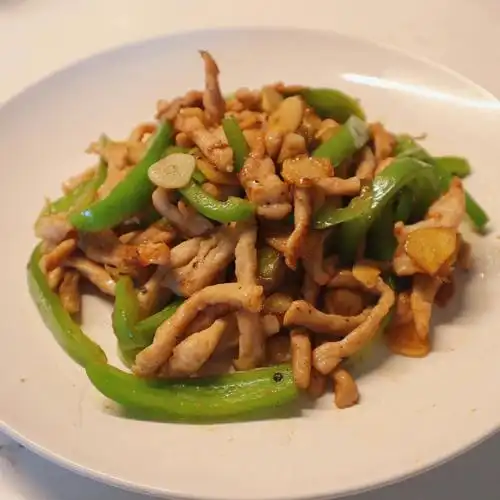 家常青椒炒肉丝和饭店做的一样好吃