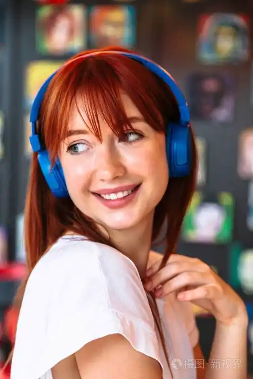 夜总会戴着耳机的女孩侧视着