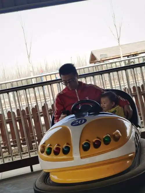 小盆友第一次坐碰碰车,一脸的期待呀