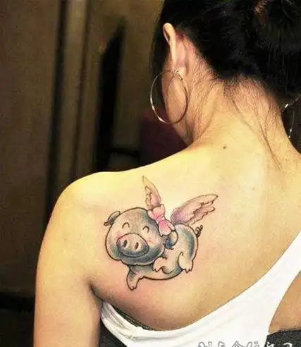 后背上的粉红猪纹身图案