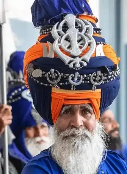 而富裕的贵族武士则青睐明黄或孔雀蓝这样鲜艳夺目的颜色,头巾经过