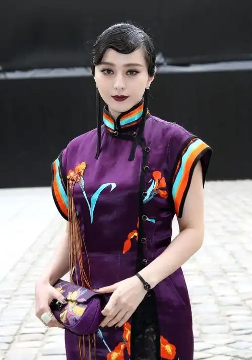范冰冰真有名媛范,穿紫色刺绣风旗袍典雅大方,高级又迷人