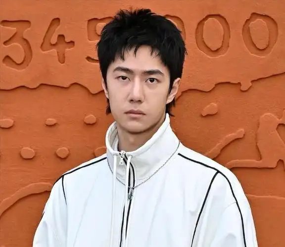 把32岁肖战跟26岁王一博放一起对比我才明白什么叫顶级骨相