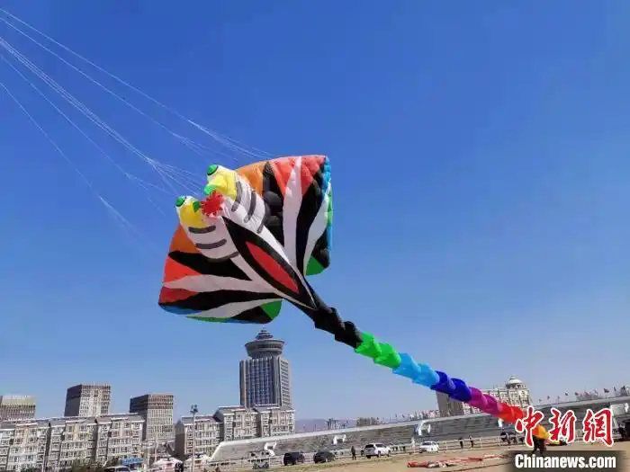 内蒙古办风筝大会多造型巨型风筝争相飞舞