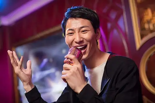 年轻男士在ktv唱歌